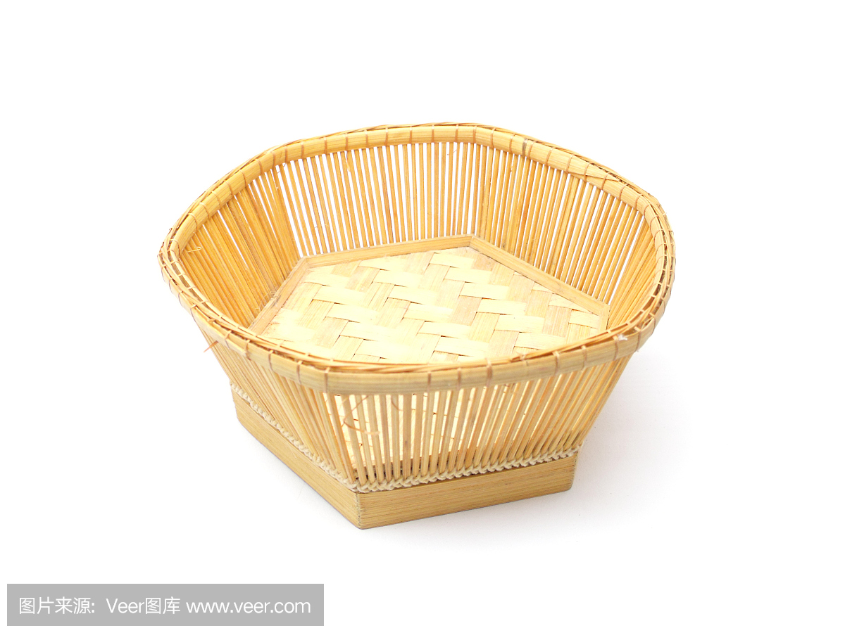 编织在白色背景上的小篮子