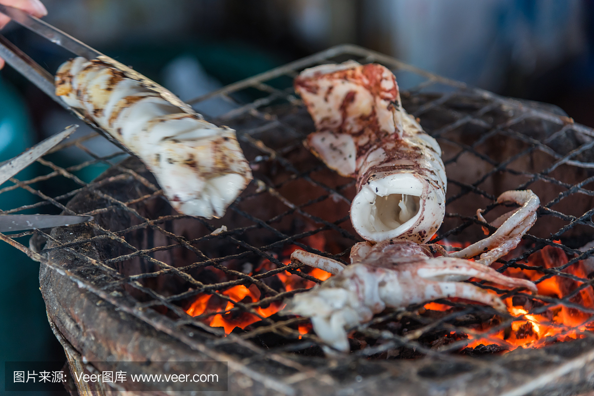 烤乌贼或章鱼在泰国海鲜市场