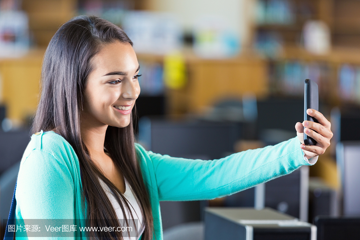 漂亮的社区大学生在学校图书馆自学