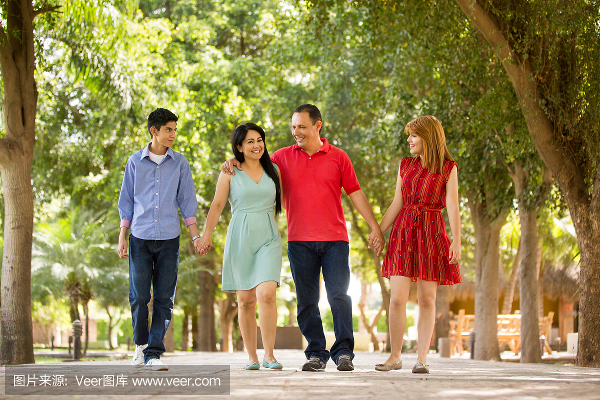 拉面的前视图幸福的家庭散步