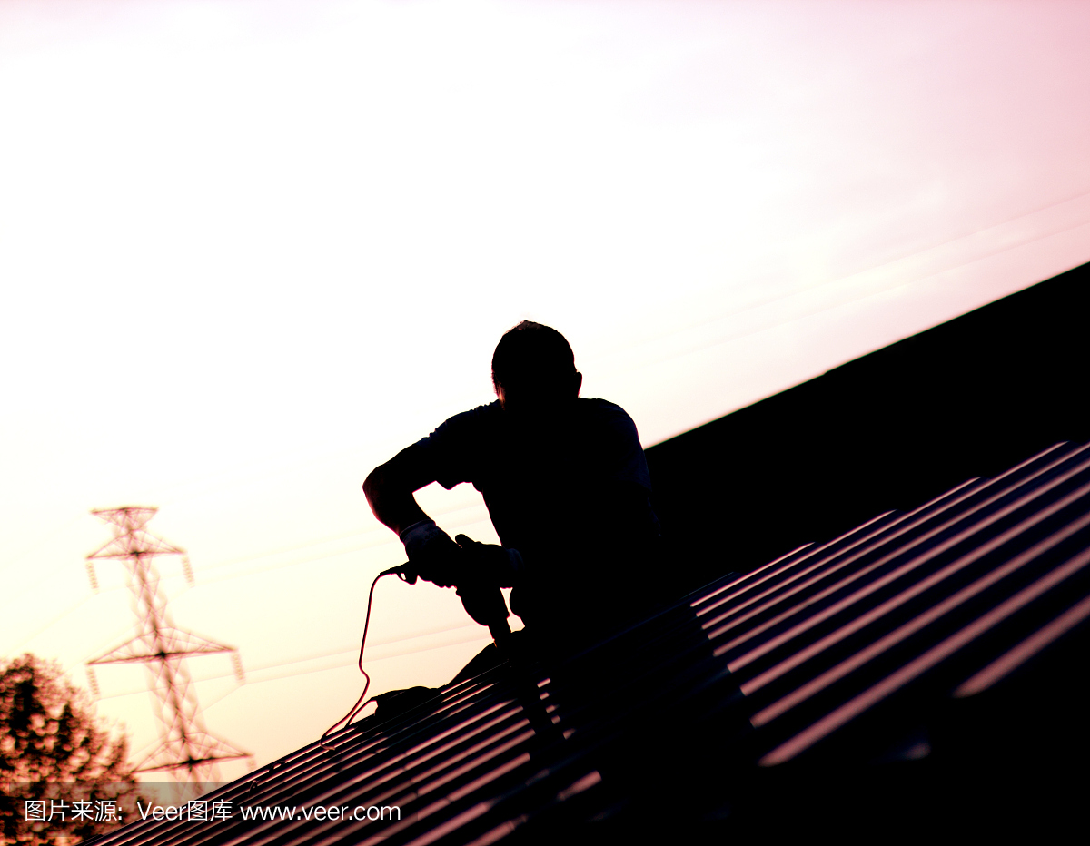 在屋顶上的首页检查员