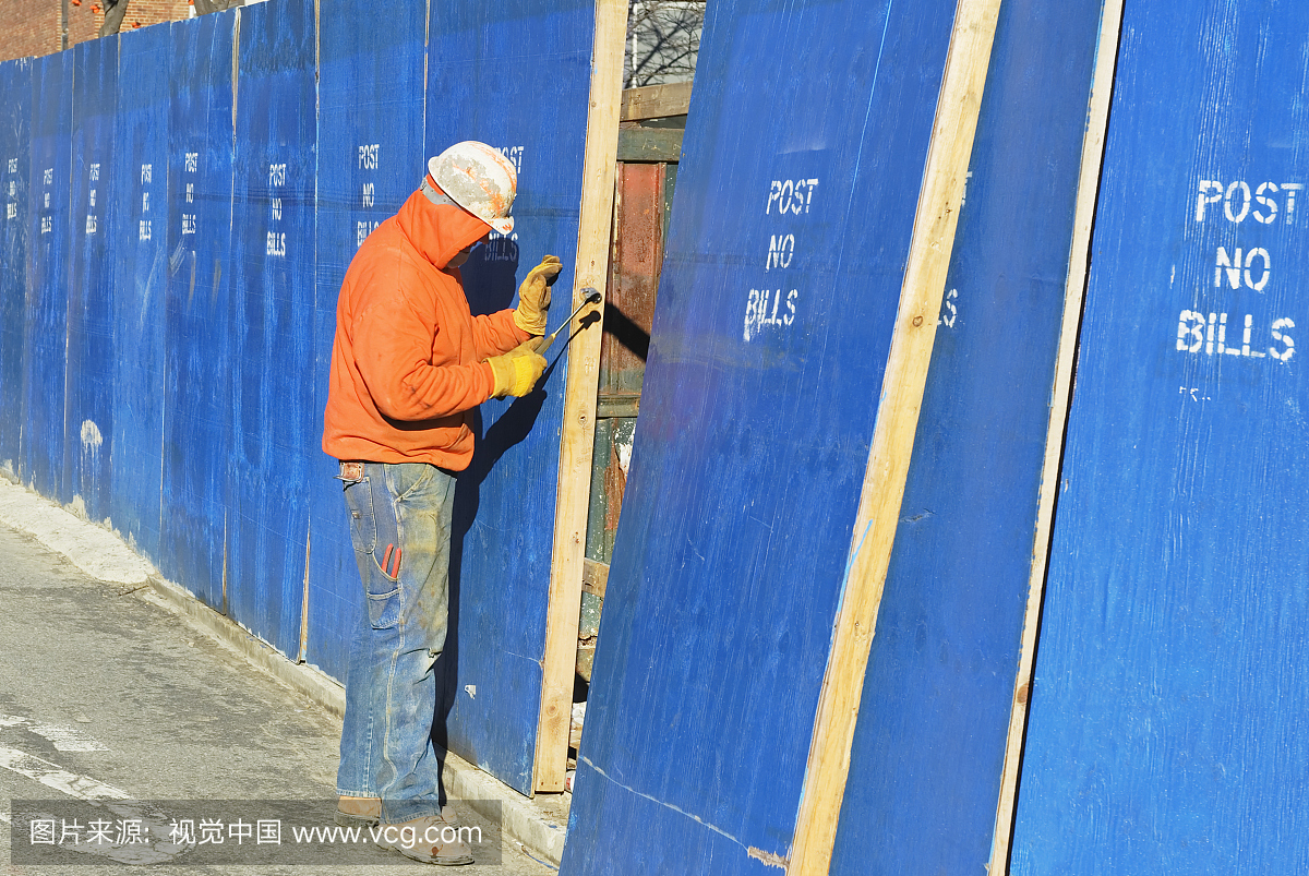美国纽约市建筑工人将路障放在建筑工地上