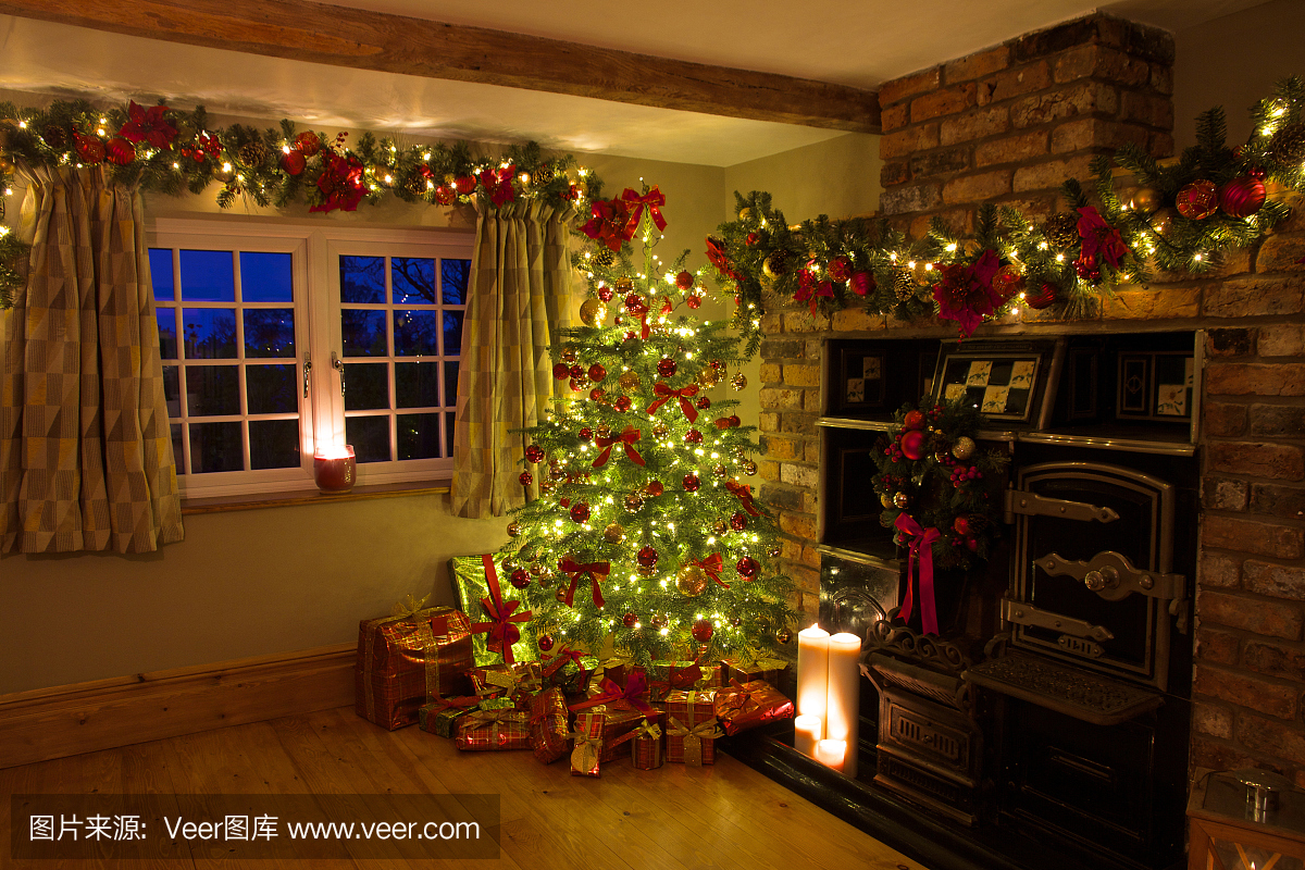 传统的圣诞树与温暖的乡村房间