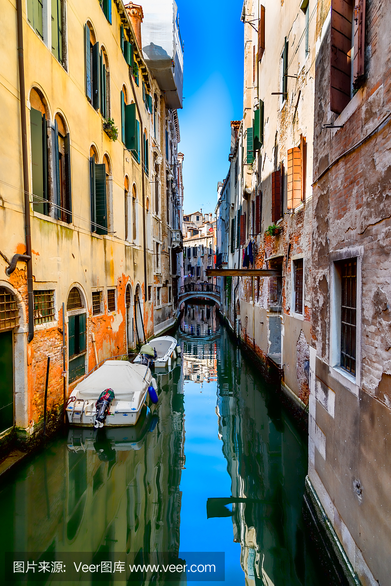 美丽的水运河在威尼斯与威尼斯多彩的古代建筑