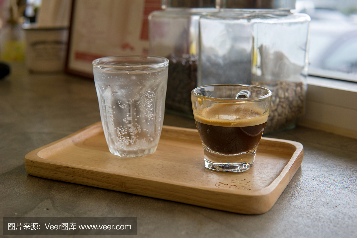 热双重浓咖啡或ristreto咖啡和苏打水加冰在透明