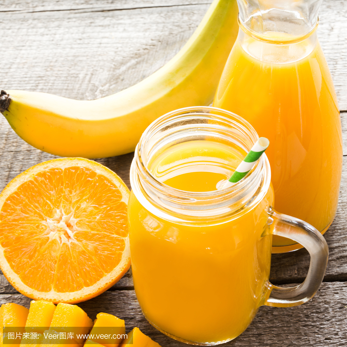 冰沙与热带水果:芒果,香蕉,橙色在一个玻璃梅森