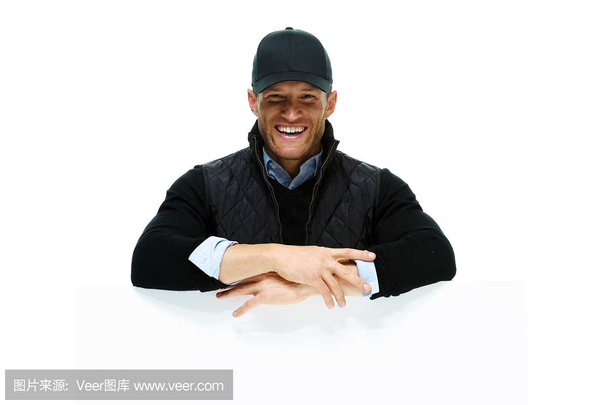 快乐的人倾斜在标语牌上