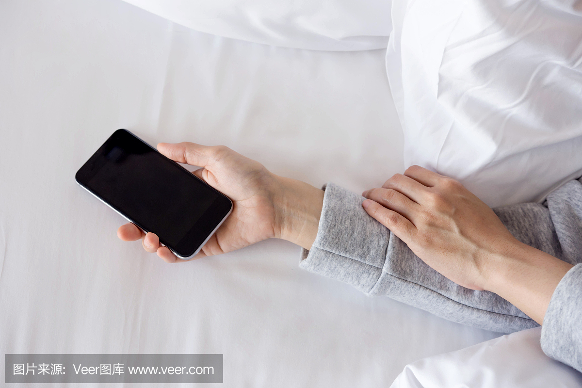 智能手机技术或社交瘾君子概念,女人手臂睡觉
