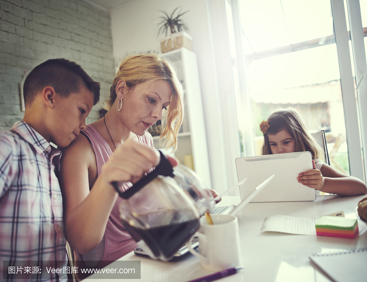 当她的孩子玩耍时,在家工作的女人