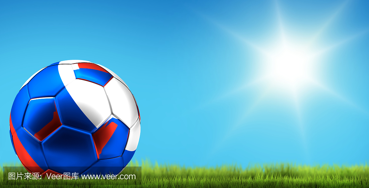 俄罗斯足球足球在绿草和蓝色晴朗的天空背景。