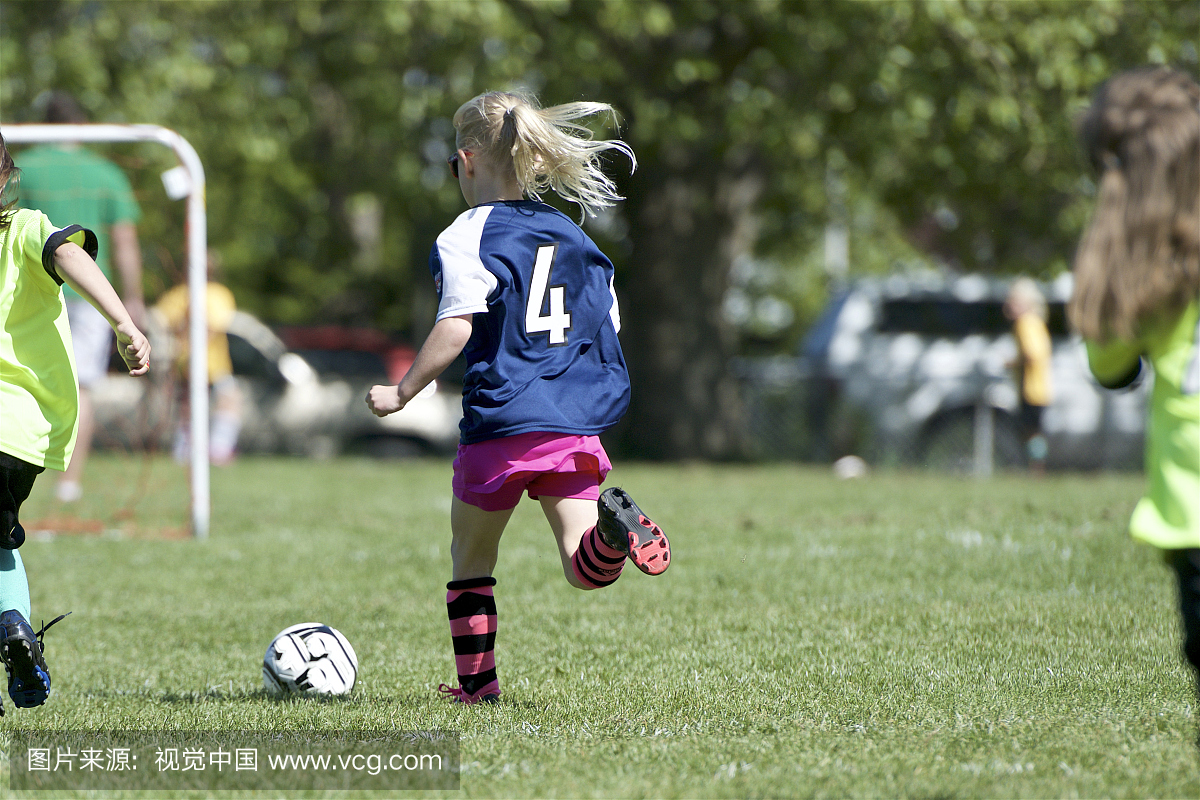 跑出防守球员进入足球目标