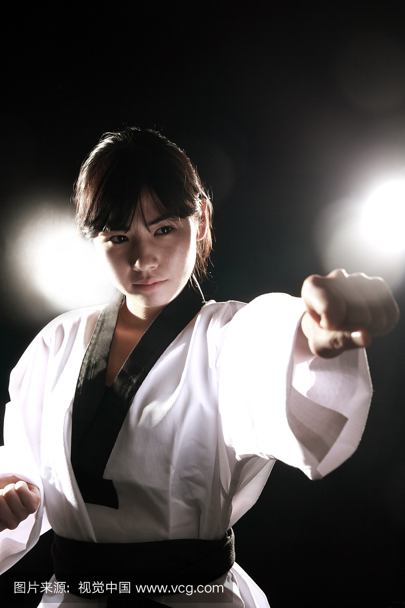 年轻女子训练,跆拳道