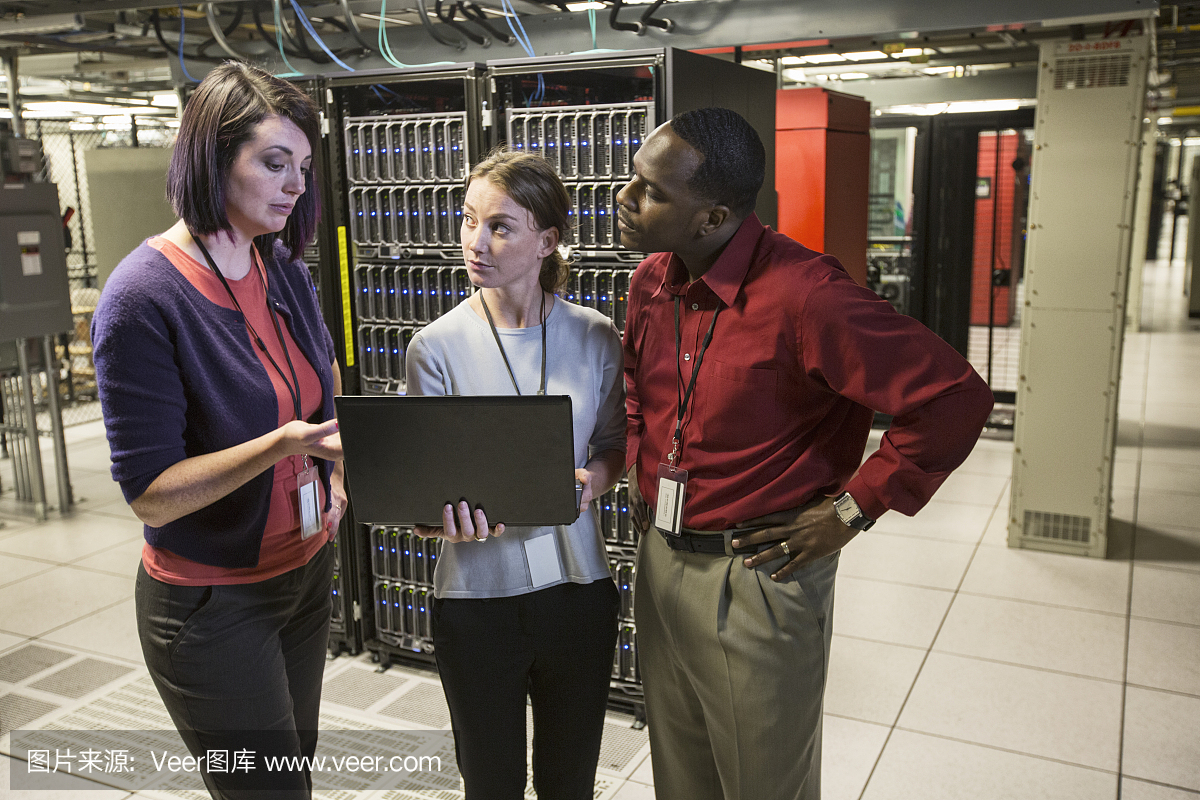 技术人员在大型服务器农场的服务器上进行诊断