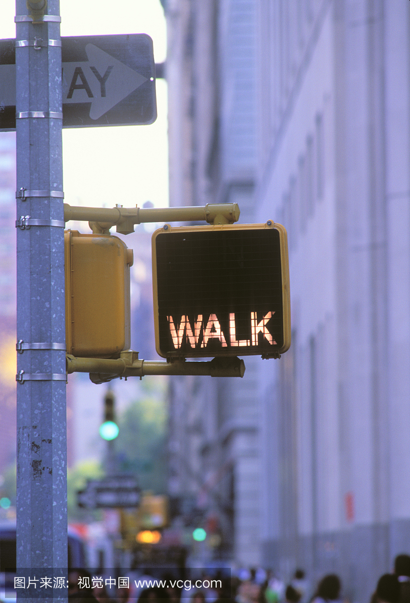 美国纽约州纽约市曼哈顿步行\/不要走路标志