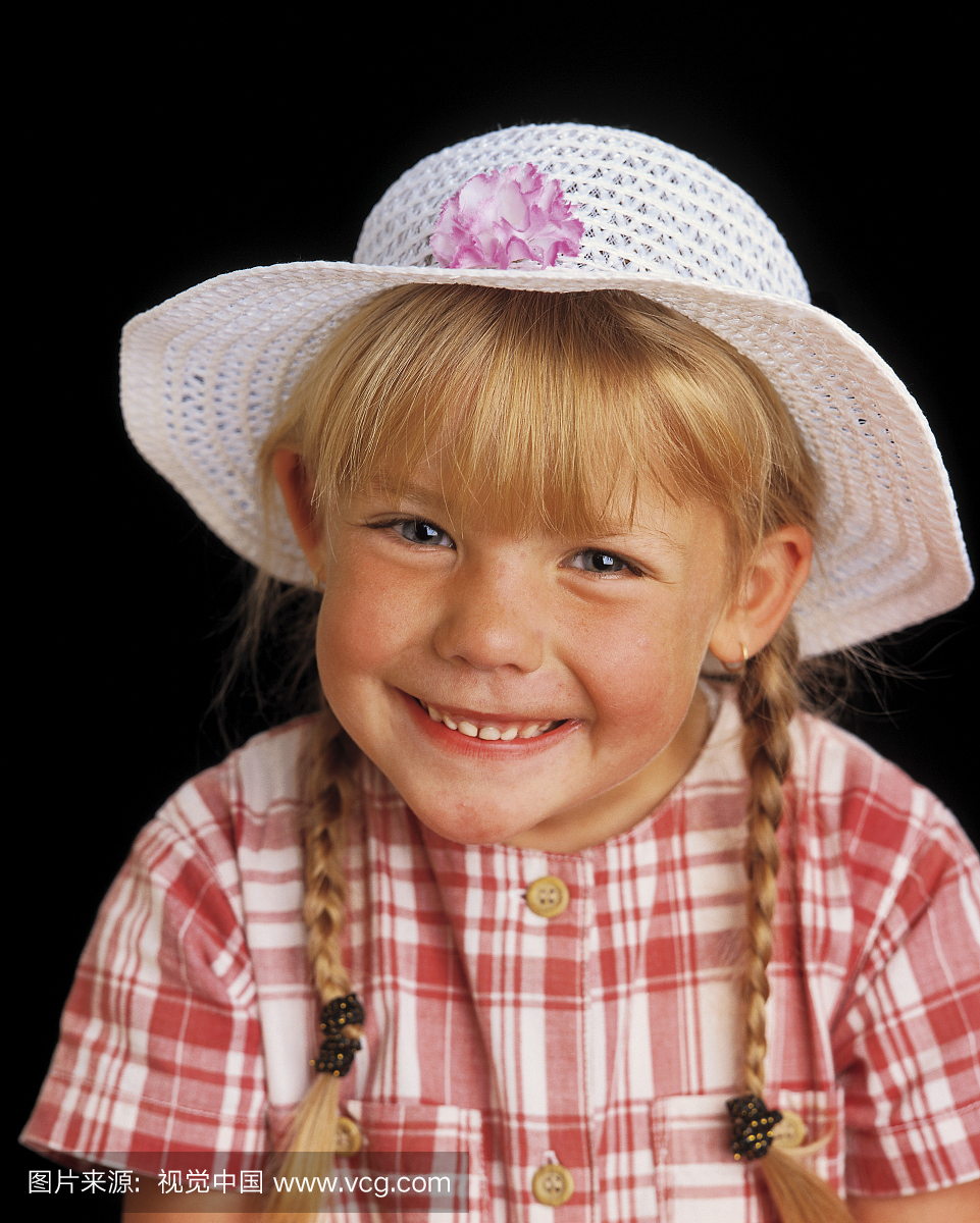 戴着帽子的一个年轻女孩(6-8岁)的肖像