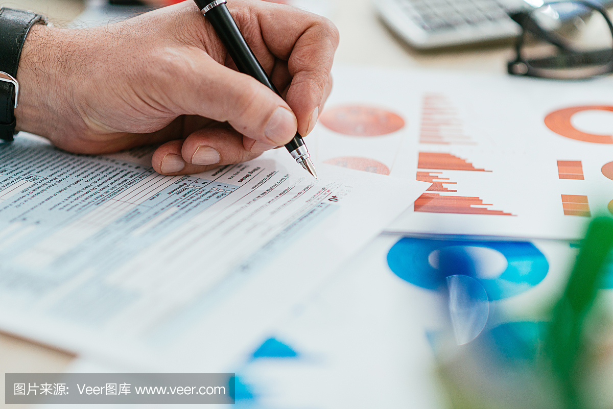 商业人士在办公室填写1040税务局税