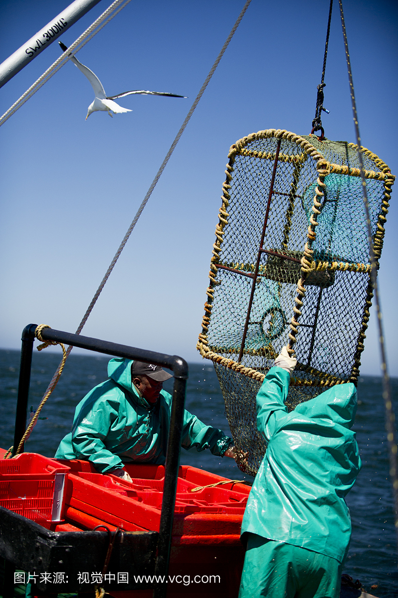 詹姆斯·阿切尔(Oceana fisheries)的船员在西海