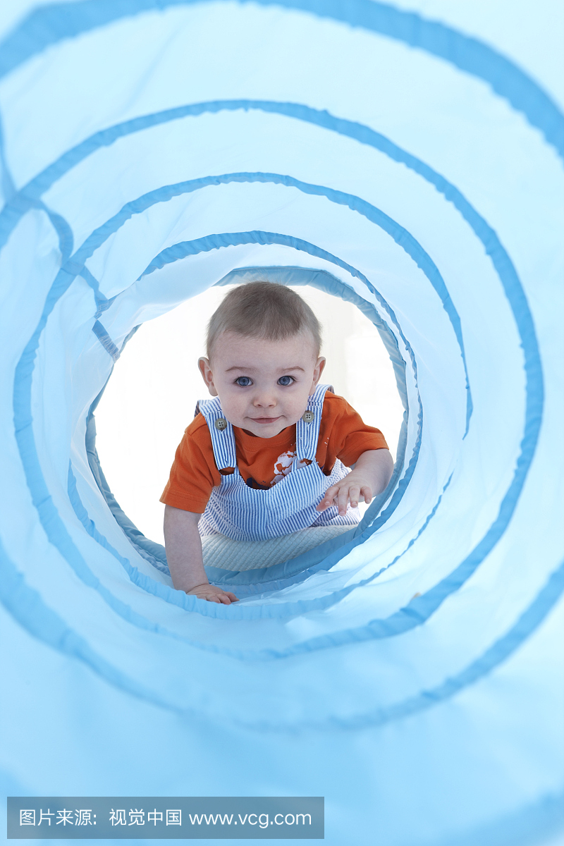 宝宝男孩(11-13个月)穿过蓝色的隧道