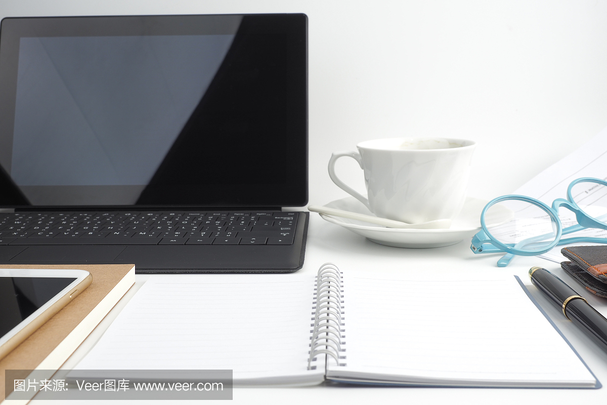 空白页笔记本在白色桌面与笔,咖啡,笔记本电脑
