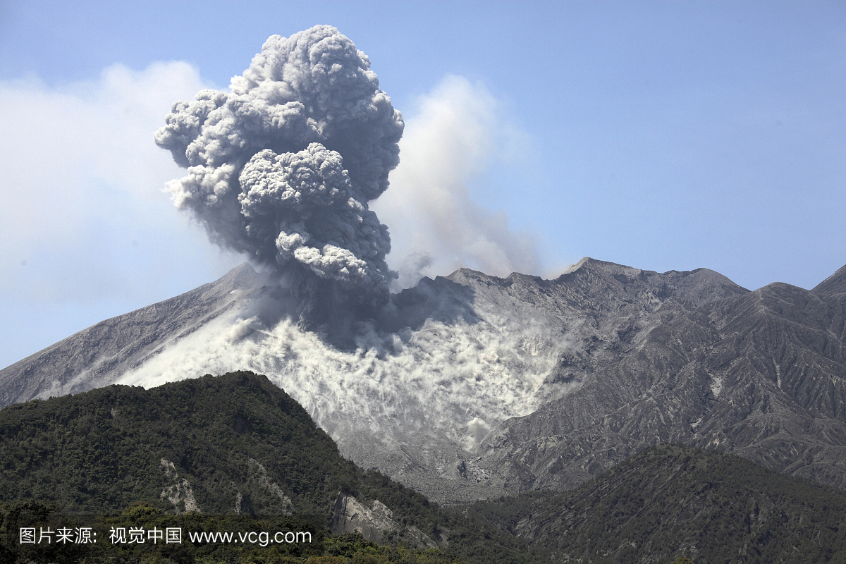 樱岛火山爆发,灰云从日本最活跃的火山的昭和