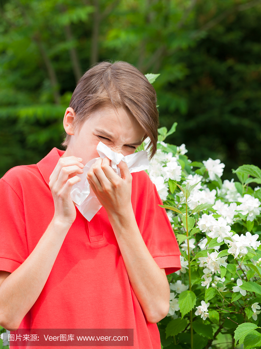 孩子过敏性鼻炎在春天的花园里