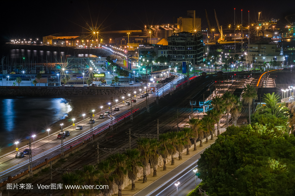 塔拉戈纳码头在晚上与海滩,公路,铁路和港口