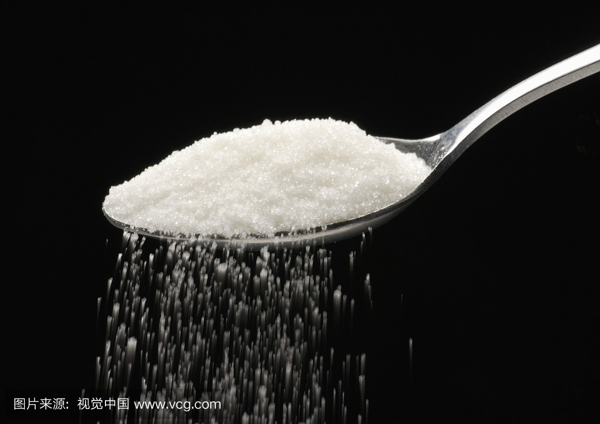Sprinkling sugar from a tablespoon