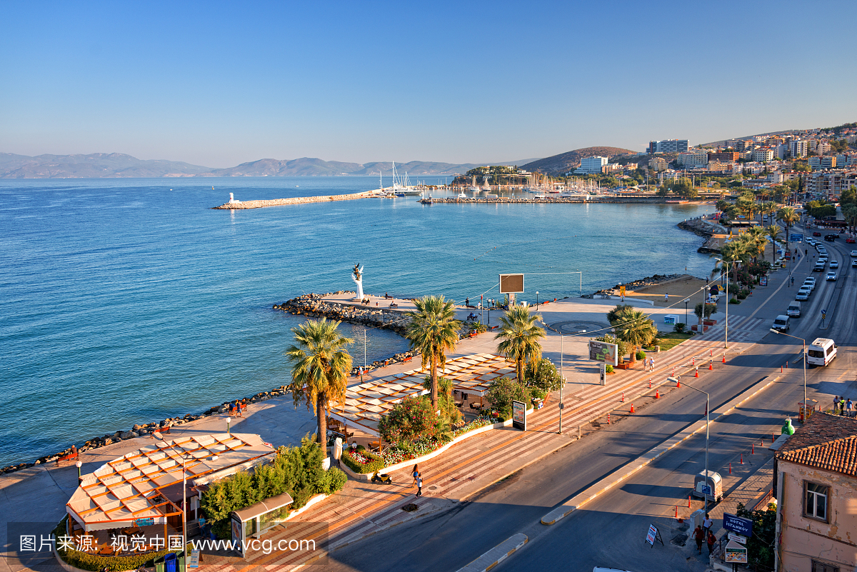 从俯瞰着海滨的许多酒店之一的库萨达斯海滨长廊的景色