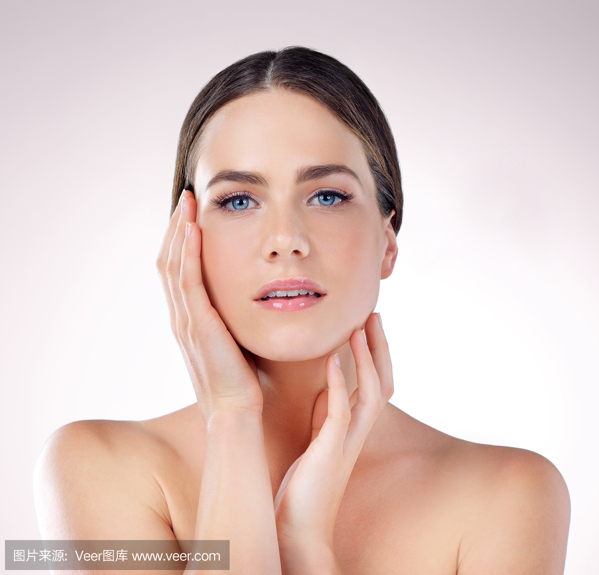 头发向后梳,后背头,将头发往后梳,蓝色眼睛