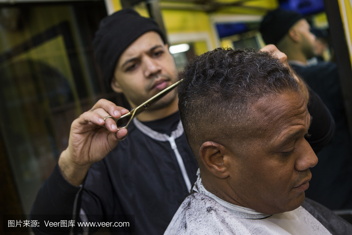 理发师给客户一个理发店,在理发店