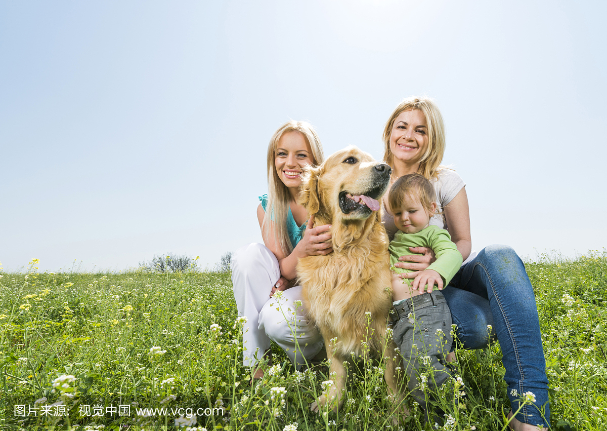 宠物,兄弟姐妹,中年女人,草
