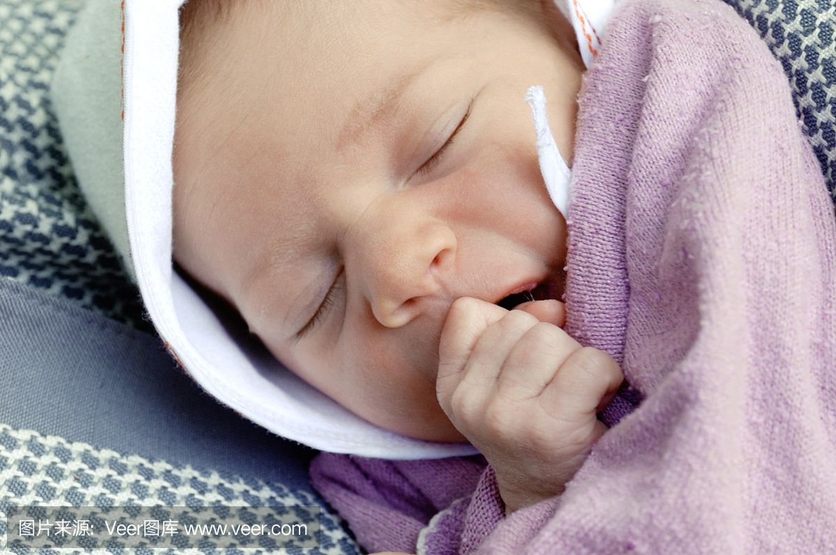 新生婴儿用手指在嘴里睡觉幸福