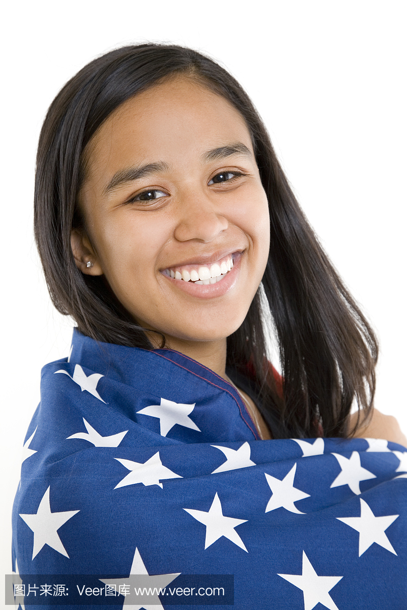 年轻的西班牙裔女孩被包裹与美国国旗星