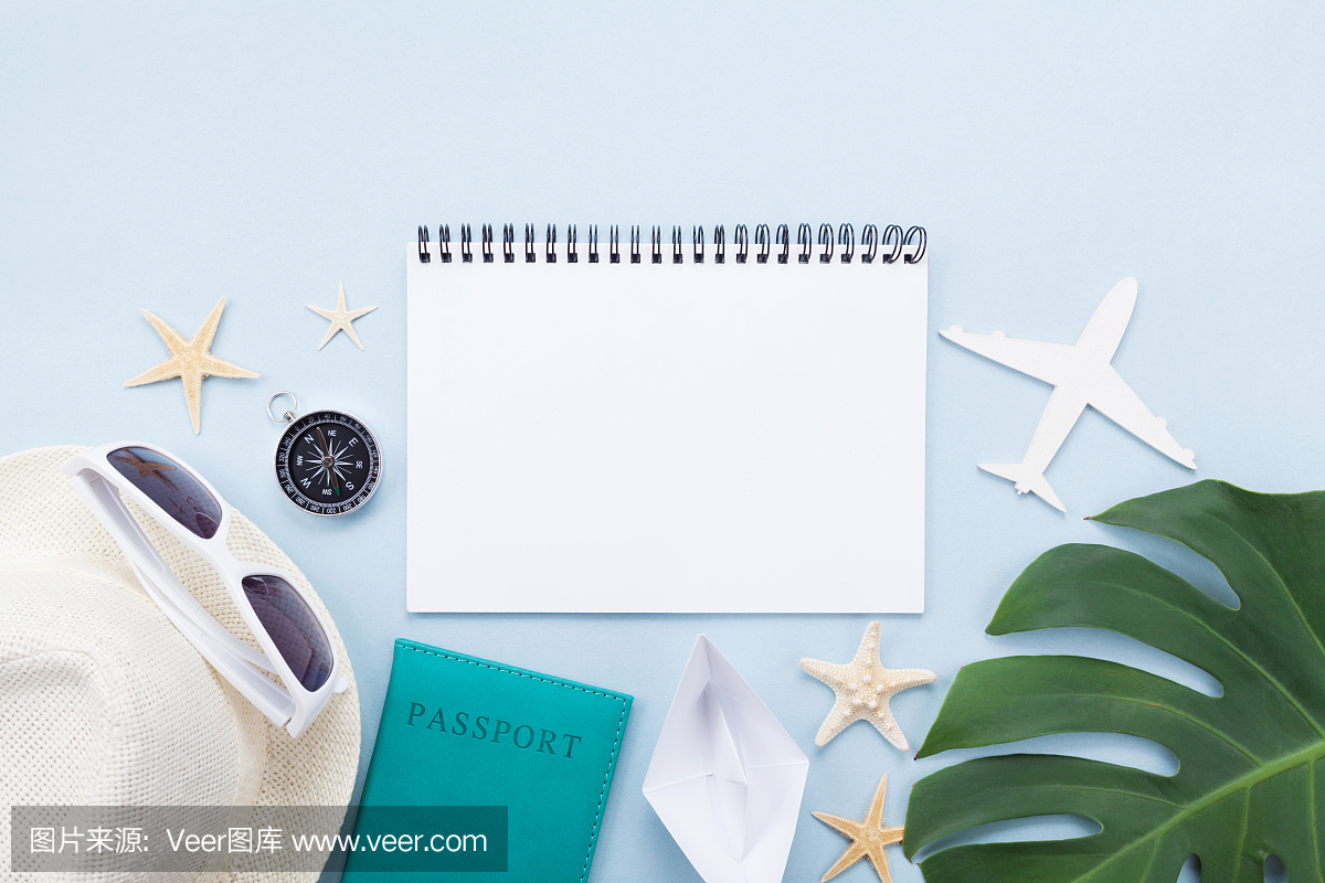 规划暑假,旅游和度假的背景。旅行者笔记本与