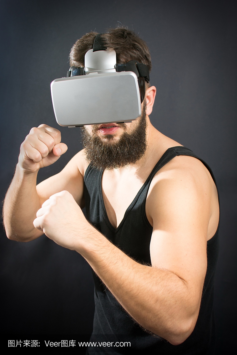 胡子的人用VR眼镜在拳击守卫