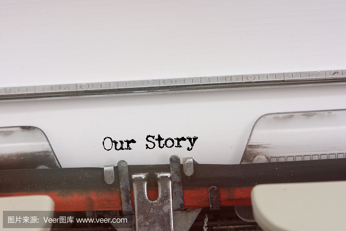 我们的故事词打在一台老式打字机上。