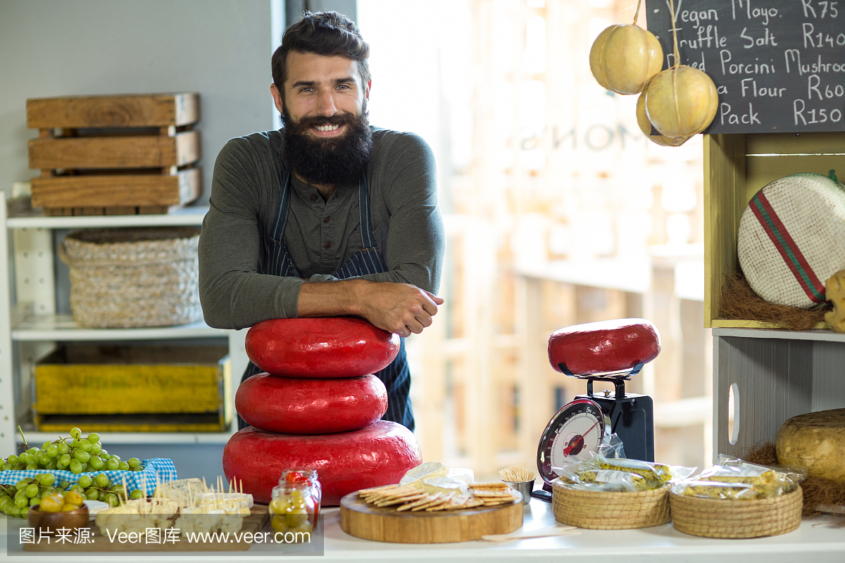 站在柜台的快乐推销员的肖像