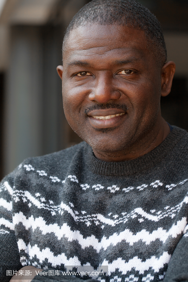 一个微笑成熟的非裔美国人的肖像