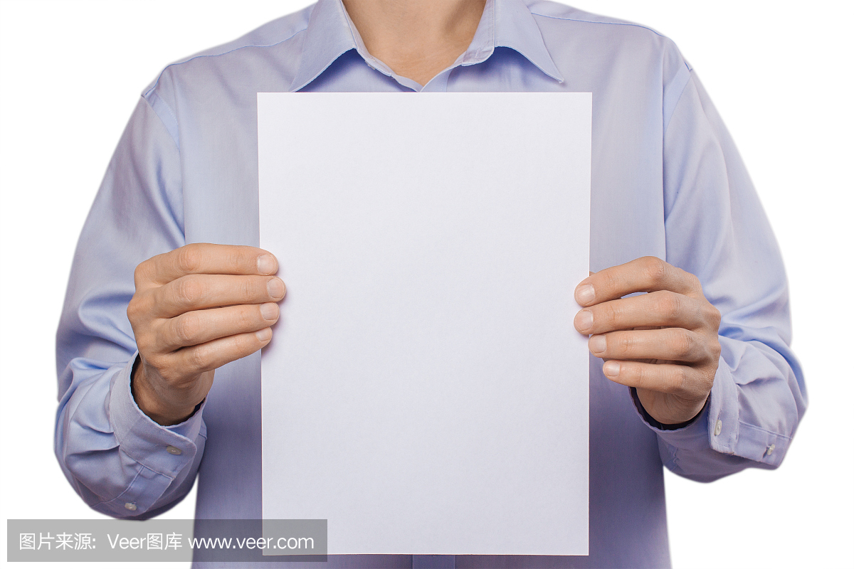 衬衫里的男人拿着一张空白的A4纸。在白色背