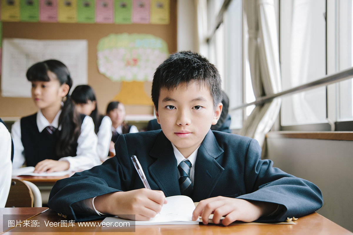 高中生,在日本教室工作的年轻男性学高中理光生物实验图片