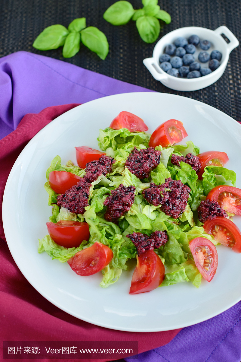 番茄生菜沙拉配蓝莓酱
