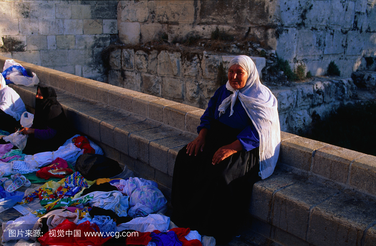 一名老妇在耶路撒冷老城的大马士革门出售儿童