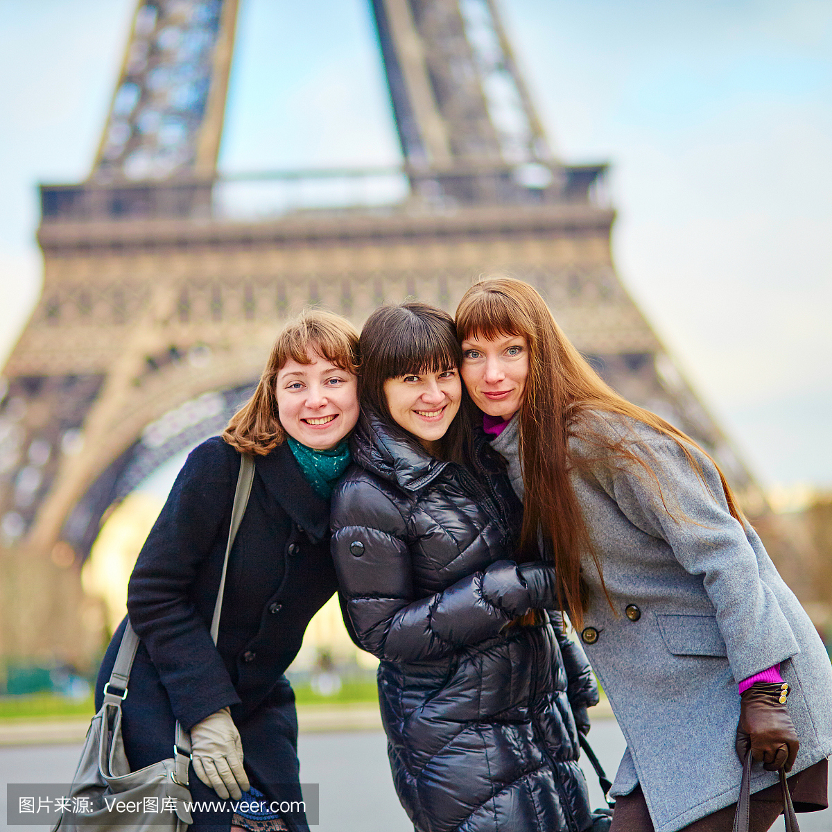 埃菲尔铁塔附近的三个女孩