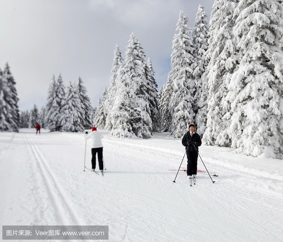 滑雪运动员在美丽的冬日.罗格拉,斯洛文尼亚