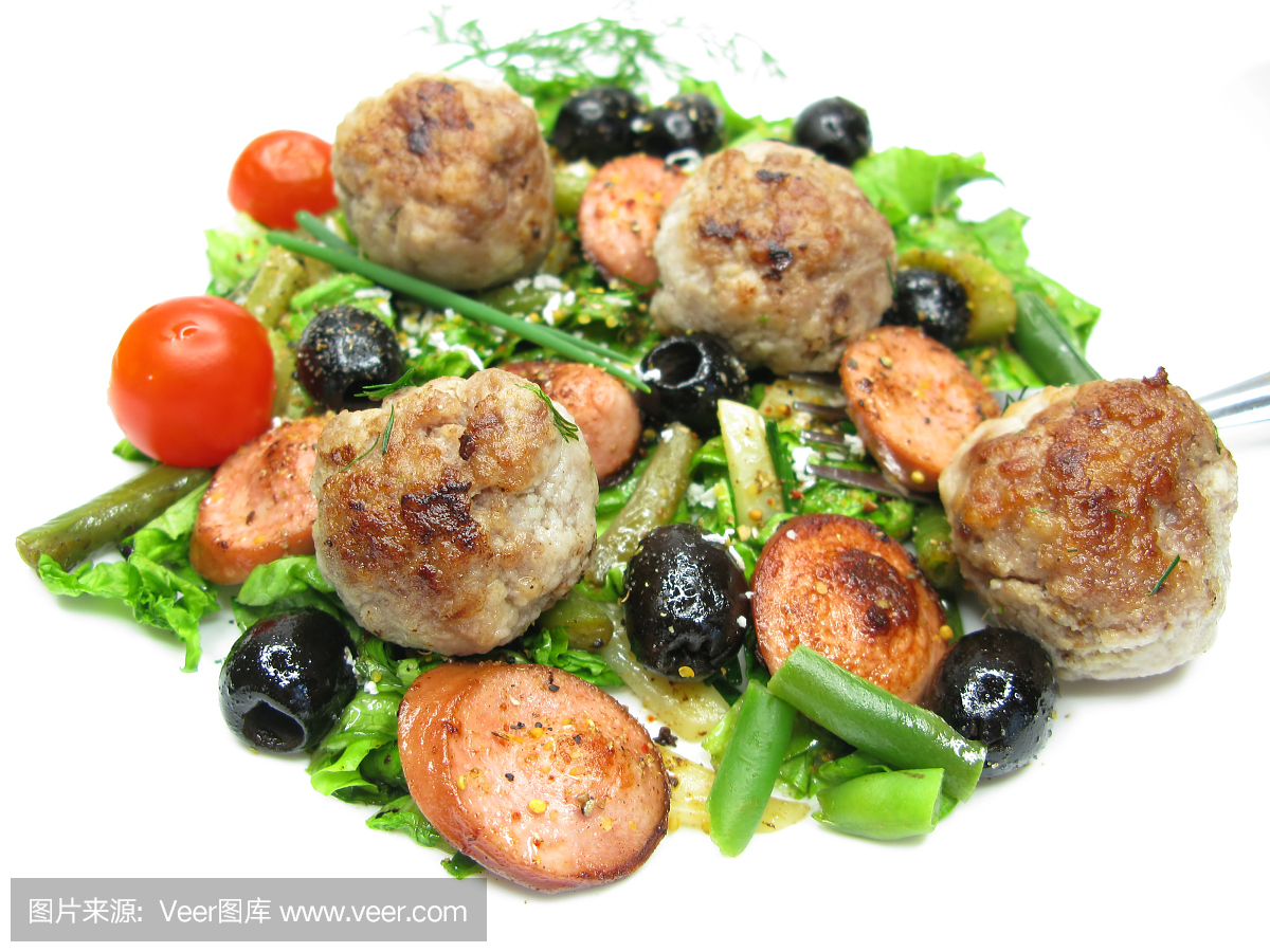 希腊热沙拉用香肠和橄榄