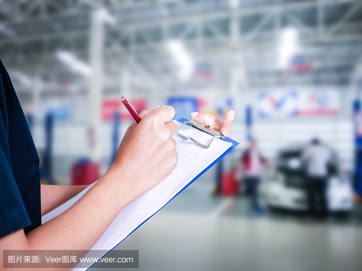 亚洲女工程师和技术人员正在检查机械师并在汽