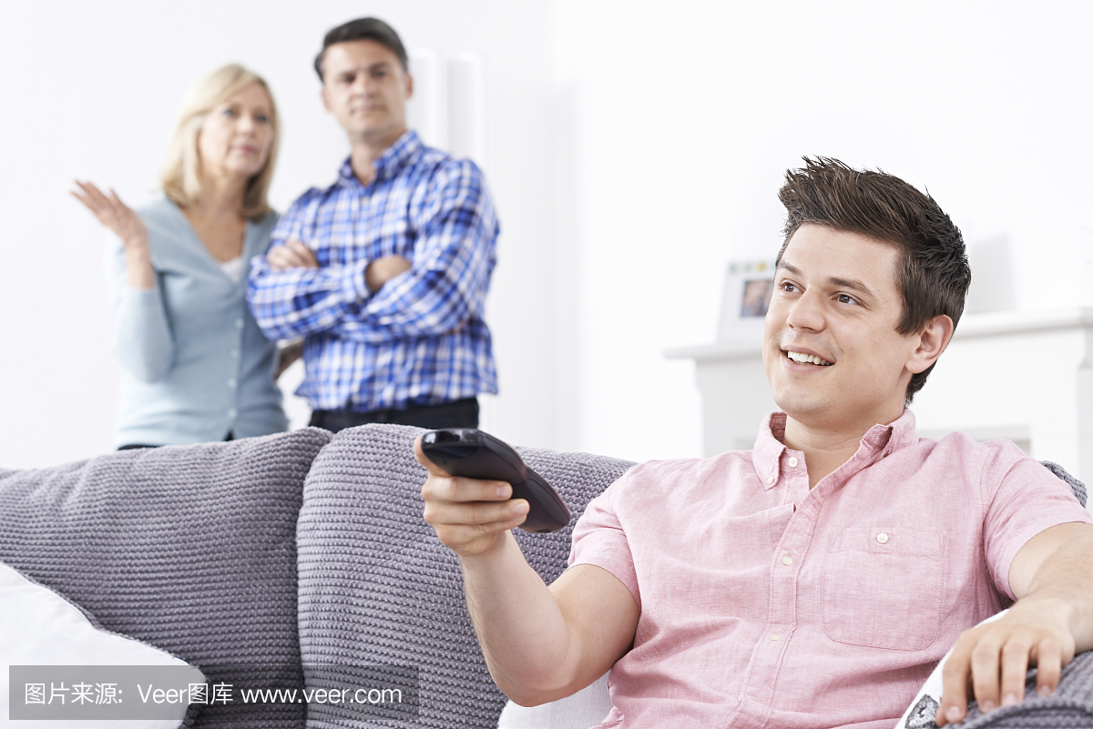 成年父母沮丧与成年的儿子住在家里