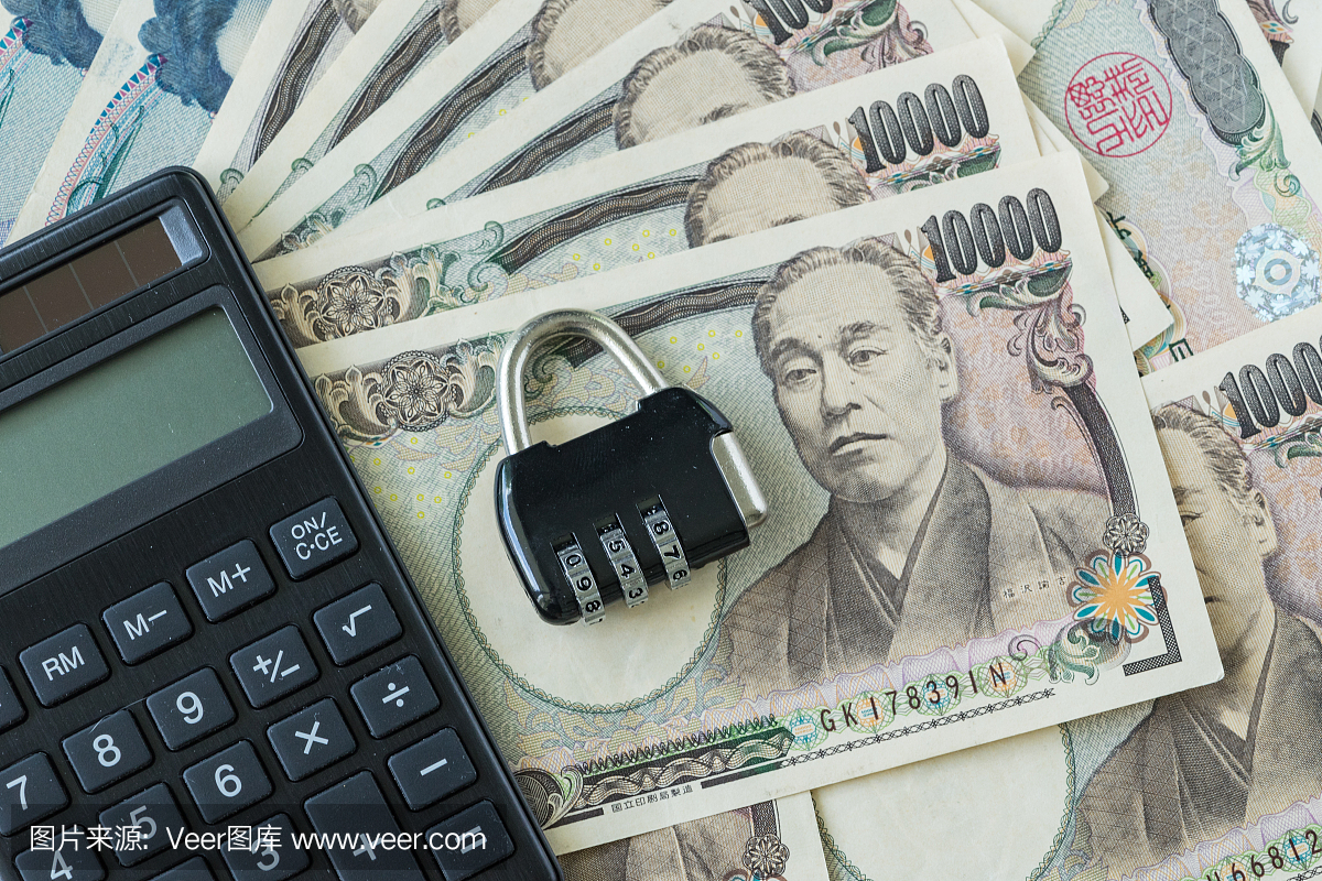 择性重点组合在键盘堆日元日元钞票和计算器作