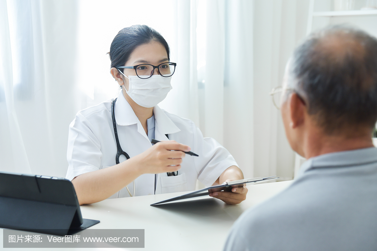 亚裔女性医生与高级病人谈话。