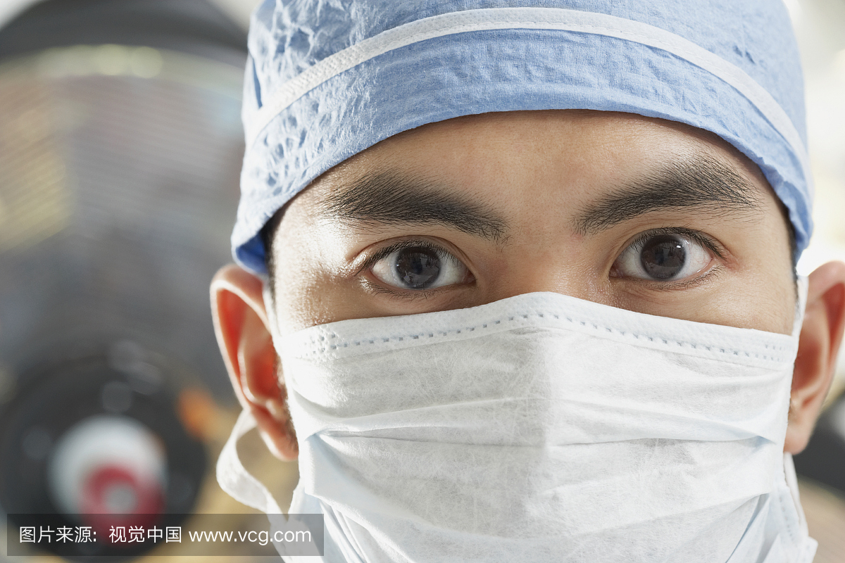 亚洲医疗专业人员佩戴手术口罩